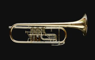 Imagebild „Neuinstrumente“ Von oben zu sehendes Neuinstrument B&S B Trompete 3005 WTR- L auf schwarzen Hintergrund.