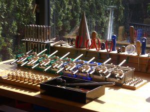 Imagebild „Neubau“ : Auf der sonnigen Trompetenbau Werkbank stehen viele Trompetenmaschinen zur Politur bereit