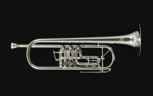 Imagebild „Neuinstrumente“ Von oben zu sehendes Neuinstrument Ricco Kühn 053 B – L auf schwarzen Hintergrund.