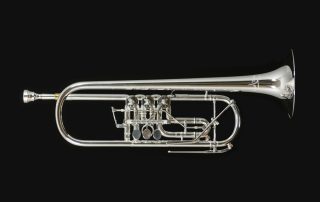 Imagebild „Neuinstrumente“ Von oben zu sehendes Neuinstrument Ricco Kühn 053 B – L auf schwarzen Hintergrund.